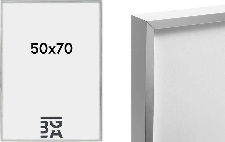 Φωτογραφία μιας κομψής ασημένιας κορνίζας