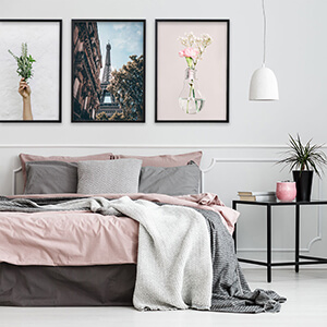 Τοίχος πίνακα με μαύρες κορνίζες