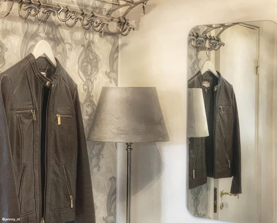 Διακόσμηση εισόδου - ράφι για καπέλα και γαντζιά από μέταλλο, ορθογώνιος καθρέφτης και γκρι φωτιστικό