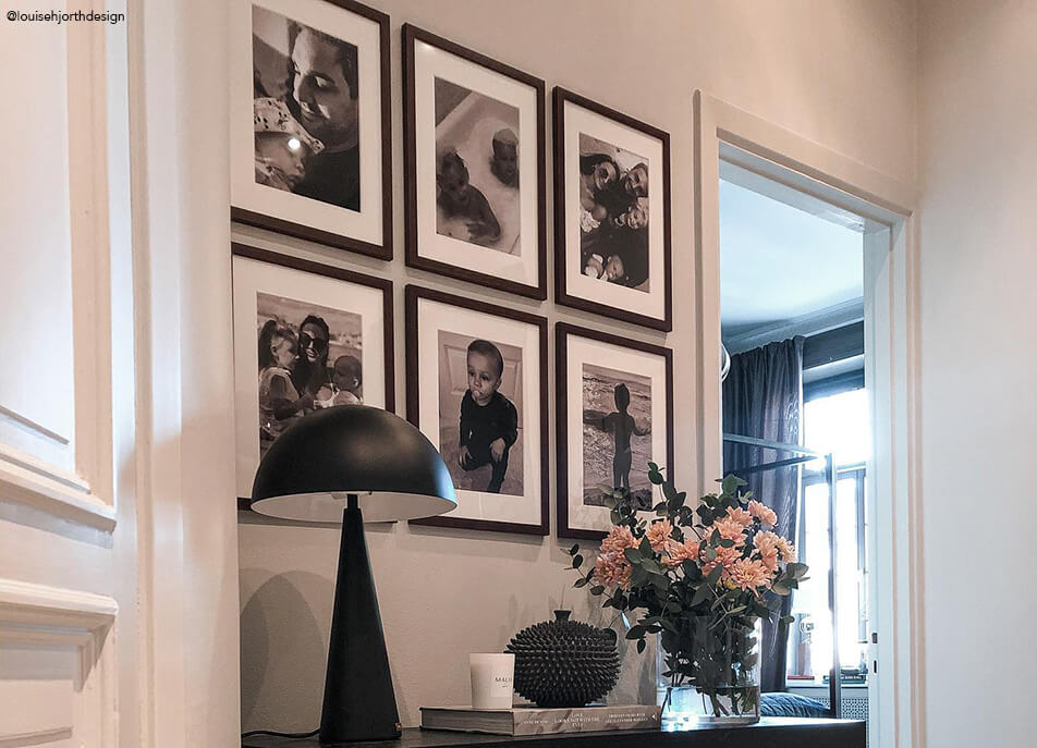 Φωτογραφική τοιχογραφία σε διάδρομο, ασπρόμαυρες φωτογραφίες σε σκούρες ξύλινες κορνίζες