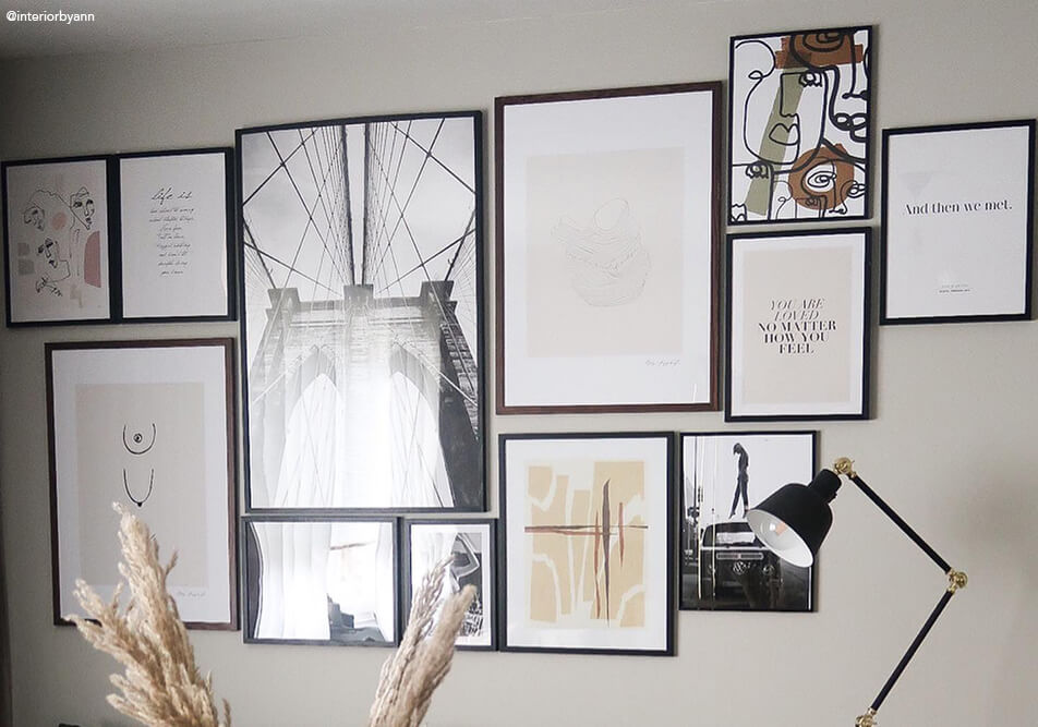 Μεγάλη τοιχογραφία πάνω από καναπέ σε σαλόνι